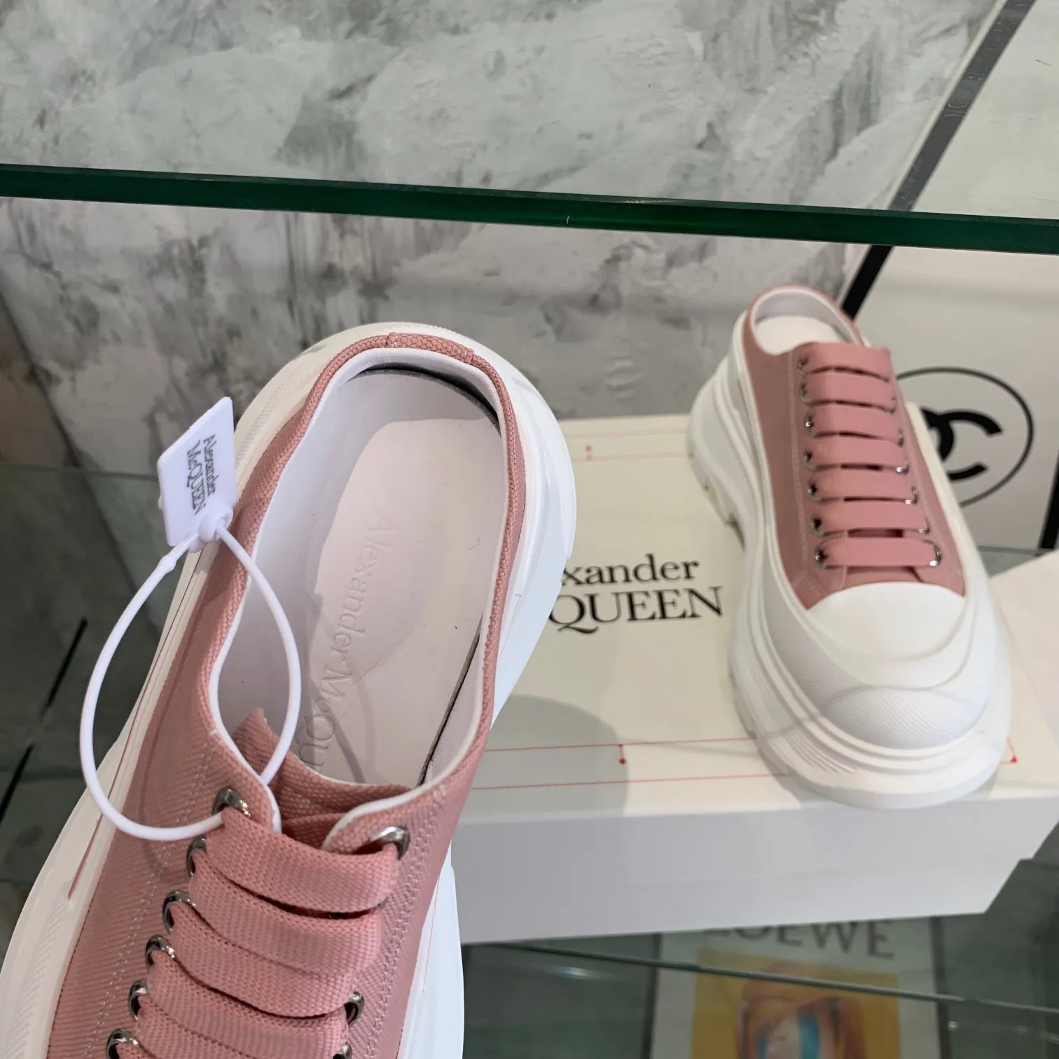 👟👟Ex-factory price 500👟👟 Mc Queen is in stock all year round [Rose] McQueen [Rose] dad shoes [Rose] ss early spring first release‼ ️‼ ️The latest Milan Fashion Week T-stage catwalk model, the unique and personalized design is very classy on the feet, and the round toe design allows the toes to be completely released. I spent a lot of money to buy multiple pairs of the originals and dismantled them and made replicas. Many celebrities such as Guli Nazha, Wu Lei, and Internet celebrity bloggers have endorsed Xiaohongshu’s popular products, and the products are sold out at the counters! Fabric: Imported pure cotton fabric Lining: Imported silk sheepskin Feet: Imported silk sheepskin Size: Women's 35-40. Packaging: original full set of packaging, outsole: increased by 5 cm, original outsole